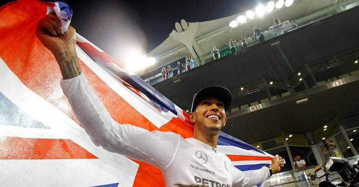 Hamilton con la bandera británica