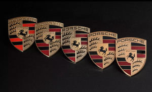 Sabías que Porsche consideró cambiar su famoso escudo. Aquí están las propuestas que nunca vieron la luz