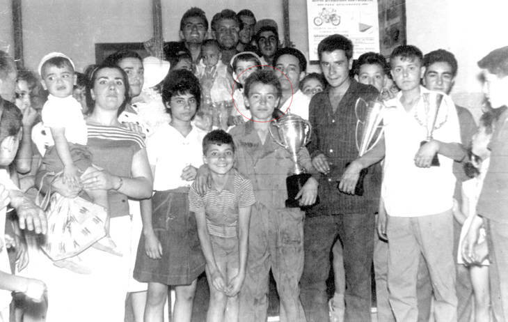 En el centro, Angel Nieto (13 años), a su lado, Tomás Díaz-Valdés (19 años). Junto a este Paco Martín (13 años)