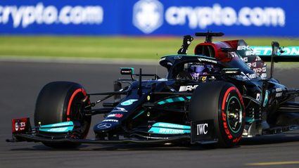 Hamilton vence a Verstappen en la clasificación y saldrá en primera posición en el nuevo formato de carrera Sprint.