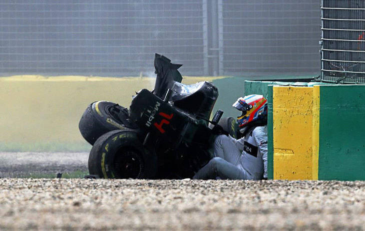 Espectacular accidente de Alonso del que salió andando