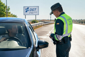 La DGT inicia una nueva campaña contra las distracciones: el dato que explica por qué pone el foco en el móvil