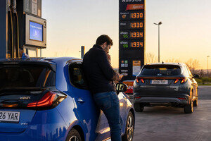 Llenar el depósito ya cuesta más de 100 euros en algunos de los coches más vendidos en España