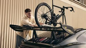 Su Porsche 911 GT3 RS tiene una bicicleta que parece su gemela: pesa solo 7 kilos