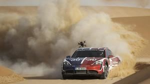 El Porsche Taycan Turbo Cross Turismo entre el hielo y el desierto