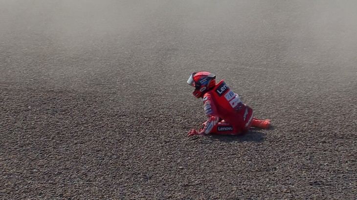 Marc Márquez sufre fractura en la clavícula tras accidente en el GP de Indonesia 2025