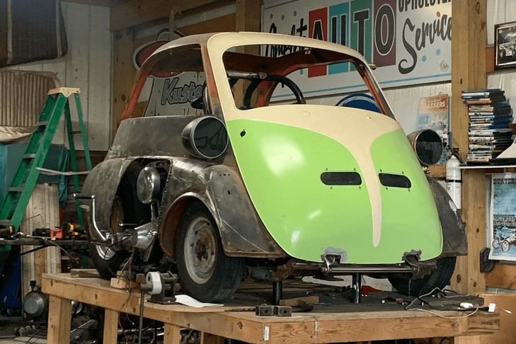 Un ingeniero convirtió un Isetta en un dragster con motor de Harley-Davidson