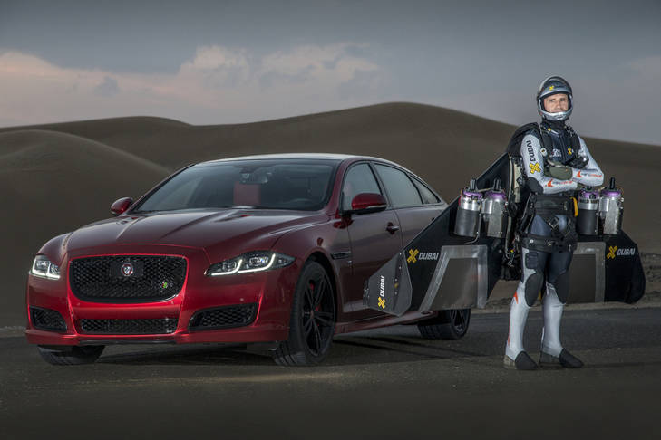 El Jaguar XJR contra el hombre pájaro