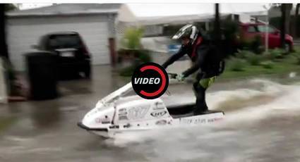 Mark Gómez y su moto de agua por las calles