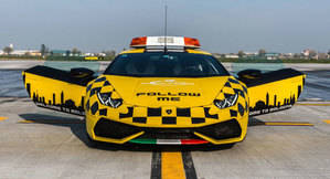 Lamborghini Huracan coche "Follow Me" en el aeropuerto de Bolonia