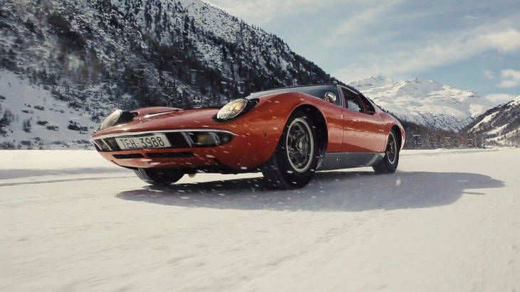 Lamborghini Miura haciendo 'drifting' en la nieve