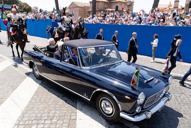 El presidente italiano celebra la Fiesta Nacional en el Lancia Flaminia Presidencial