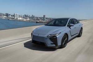 Nuevo Lexus ES 2026: más grande, tecnológico y electrificado para plantar cara a las berlinas alemanas