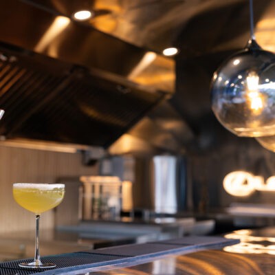 La experiencia OMOTENASHI ON-THE-GO: lujo y coctelería japonesa sobre ruedas