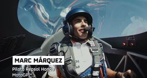 Marc Márquez disfruta en el aire junto a Juan Velarde