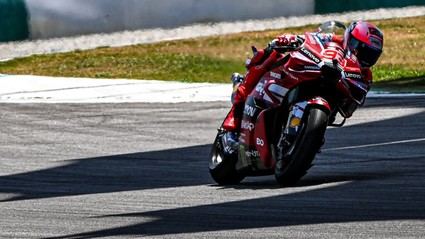 Márquez brilla en Sepang mientras Quartararo se retira por lesión