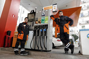 Márquez y Pedrosa se han vuelto gasolineros por un día