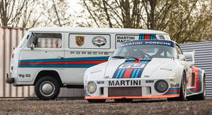 Porsche 935 y el VW bus de acompañamiento