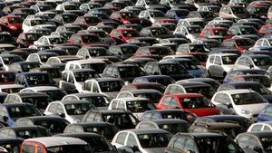 Las matriculaciones de coches cierran el año con una caida del 32,3%