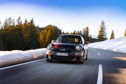 MINI John Cooper Works: rendimiento excepcional en invierno con nuevos accesorios