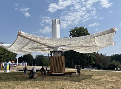 Michelin sorprende con un árbol inflable gigante para combatir las olas de calor en las ciudades