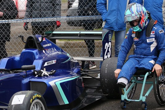 Billy Monger sube al podio