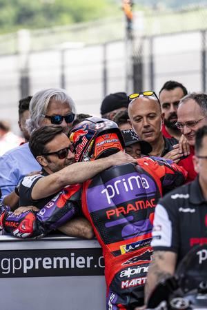 Martín logra pole position en Gran Premio de Italia de MotoGP con nuevo récord de pista