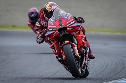 Francesco Bagnaia hace historia en Motegi: tercer doblete y victoria número 900 para Italia en MotoGP