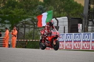 Francesco Bagnaia logra la victoria del Gran Premio de Alemania tras la caída de Jorge Martín