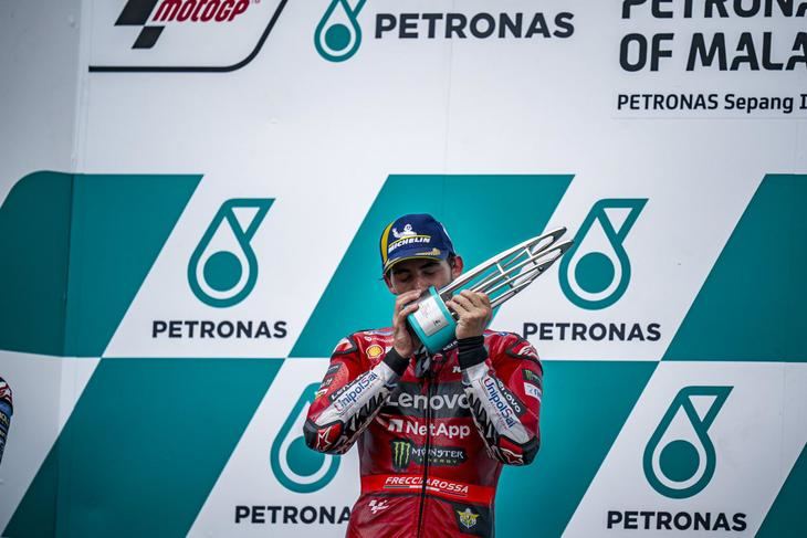 Enea Bastianini vuelve a lo más alto del podio en el GP de Malasia