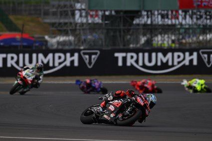 Marco Bezzecchi se corona campeón del Gran Premio de Reino Unido 2025 de MotoGP tras el abandono de Quartararo