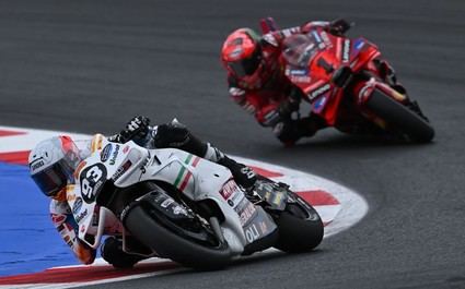 La lluvia cambia el juego y Marc Márquez no dio opción a sus rivales, logrando la victoria del Gran Premio de San Marino.