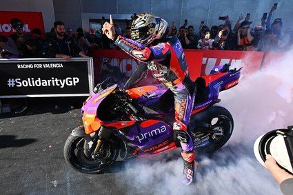 Francesco Bagnaia gana la carrera, pero su victoria no es suficiente para arrebatarle el título a 'Martinator'