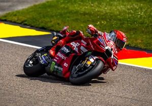 Marc Márquez bate el récord de Sachsenring y conquista una espectacular pole en el GP de Alemania de MotoGP