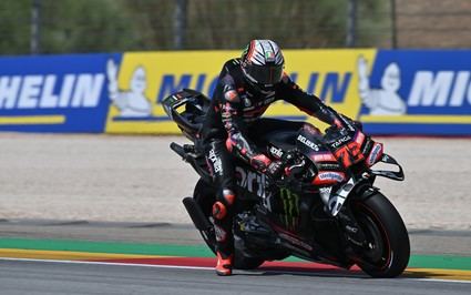 Bezzecchi da el primer golpe en Aragón: pole por delante de Marc Márquez y Álex Márquez