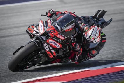 Bezzecchi logra la pole del GP de Austria mientras Marc Márquez sufre una caída