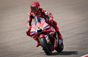Marc Márquez vuelve a imponer su ley en Sachsenring con el mejor tiempo del viernes
