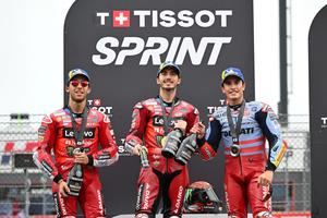 Francesco Bagnaia conquista su tercera Sprint consecutiva en Motegi tras la caída de Acosta