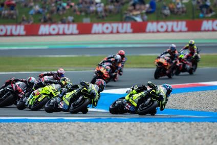 Raúl Fernández hace historia en Assen con un doblete inolvidable de Trackhouse en el Sprint de MotoGP