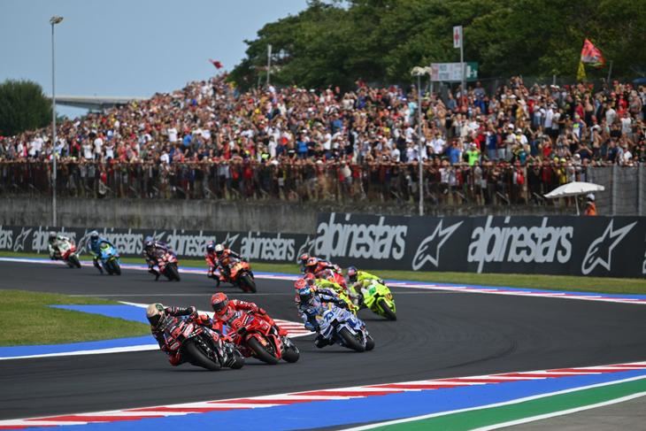 Bezzecchi logra la victoria en Misano tras la caída de Márquez