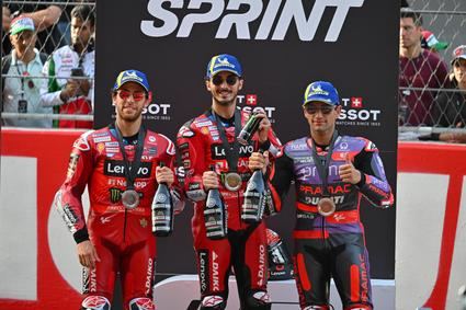 Bagnaia logra la victoria en la Sprint de Barcelona y mantiene viva la lucha por el título