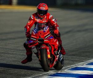 Marc Márquez vuelve por sus fueros en Buriram mientras Bezzecchi y Acosta desafían a Ducati