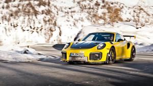 Porsche junta a su GT2 RS con un clásico 911 S de rally sobre un lago helado