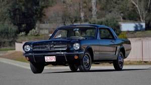 El primer Ford Mustang con techo rígido