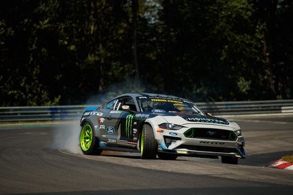 Un Mustang RTR de 900 CV recorre el viejo Nurburgring haciendo 'drift'(Derrapaje)