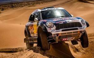 Al-Attiyah por delante de los Peugeot