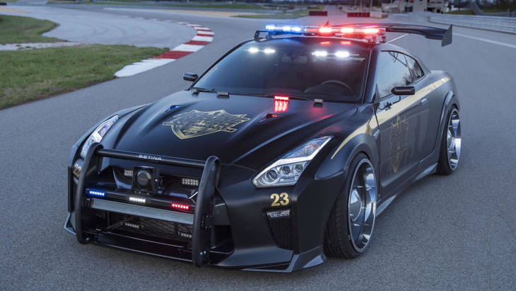 Nissan GT-R Police Car...ni te plantees la huida