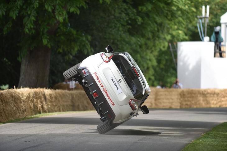 Récord de un coche sobre dos ruedas