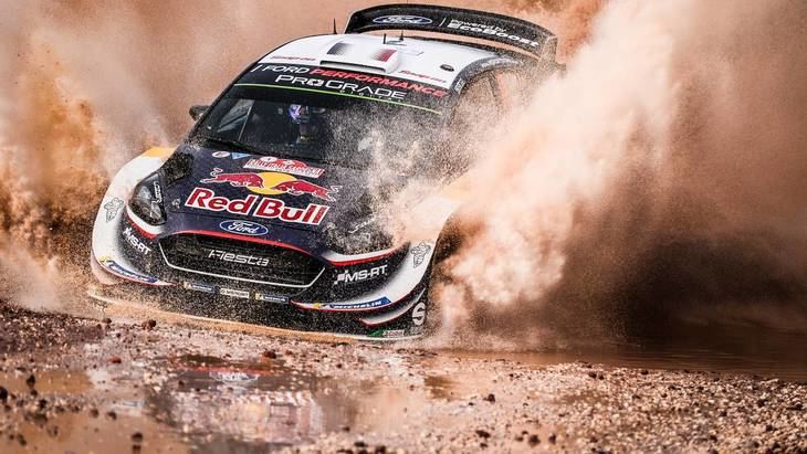 Ogier lidera en un día embarrado