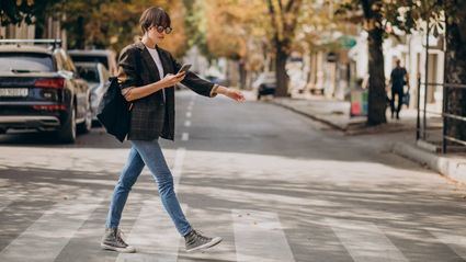 Uno de cada tres peatones se distrae al cruzar: el móvil, en el punto de mira